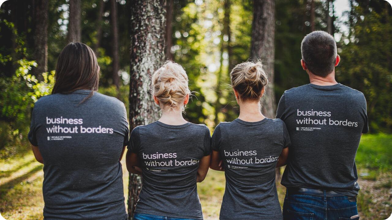 People with t-shirts: Business without borders