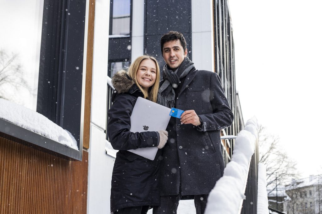 Ukrainian e-residents Alexander and Natalia of PRNEWS.IO enjoy Tallinn's snowy Winter.