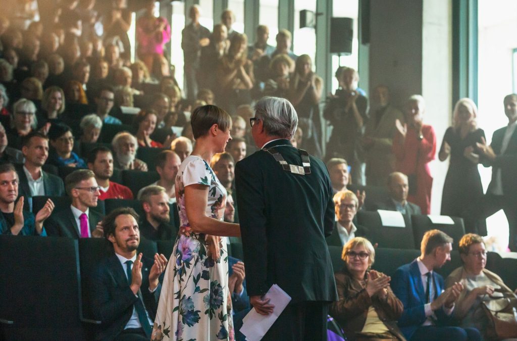 We've gathered some of the best advice from successful entrepreneurs for e-residents President shaking hands
