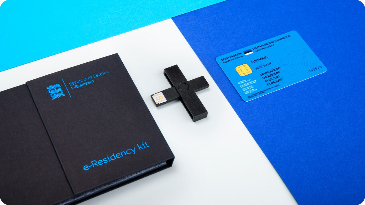e-Residency case, card reader and card laid out