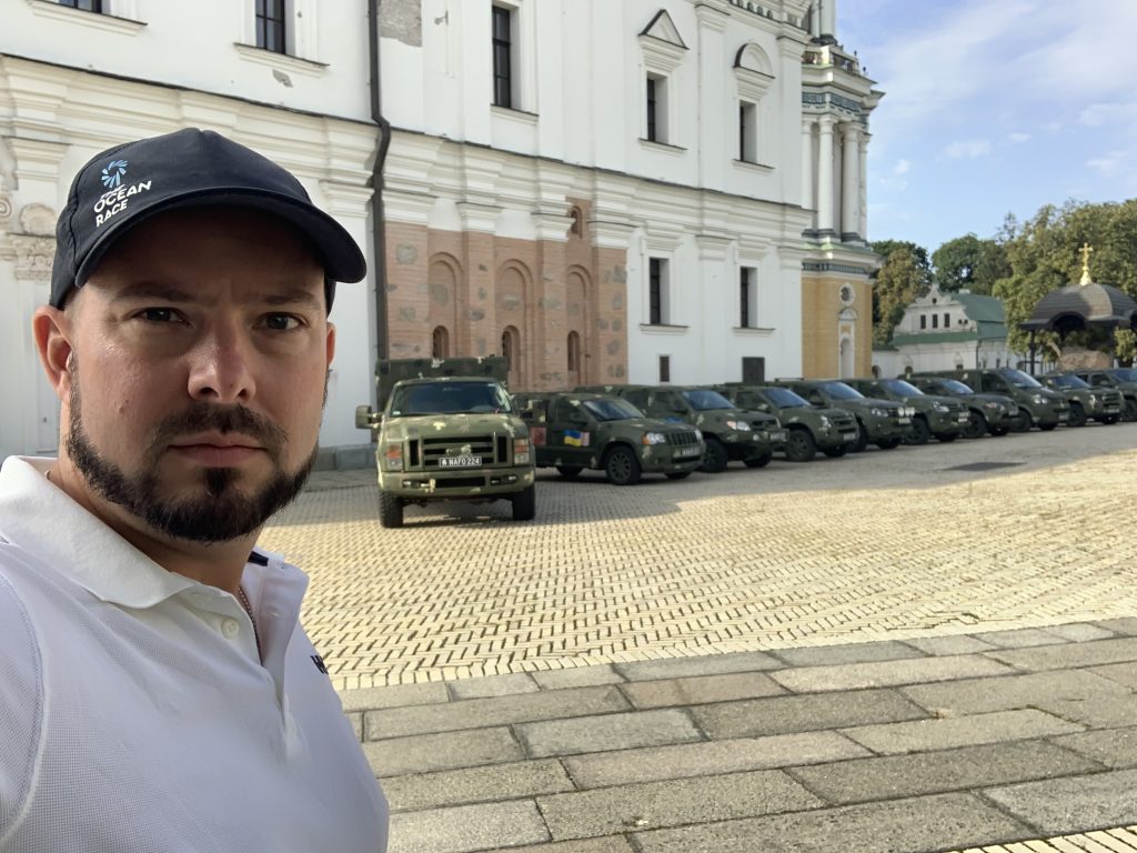 Christoph in Kyiv, in front of the 14 vehicles of the 20th convoy of Help99, 11.7.2023
