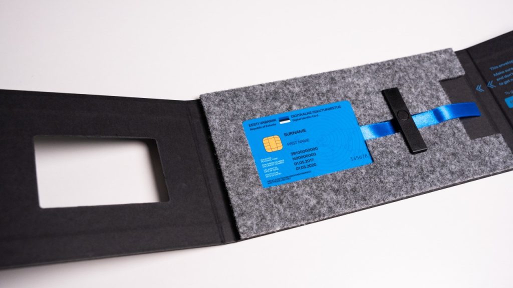 Image of the e-Residency kit including the blue card, card reader and black and grey packaging